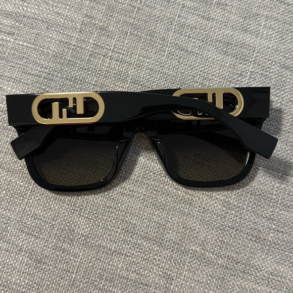 Fendi O'Lock Square Sunglasses FE40063F - Picture 3 of 7